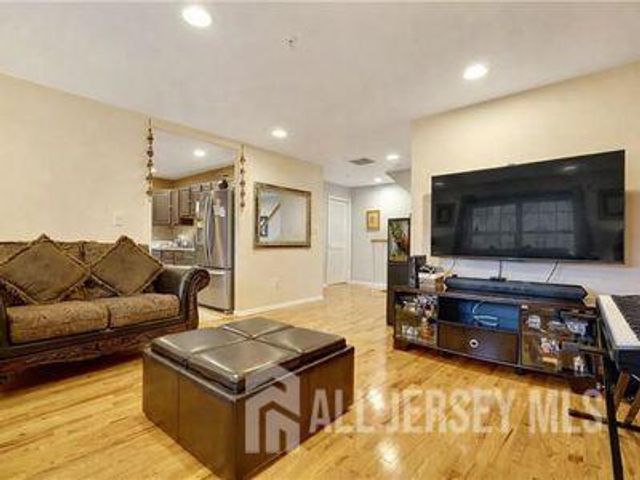 31 Edinburgh Court, Edison, NJ 08820