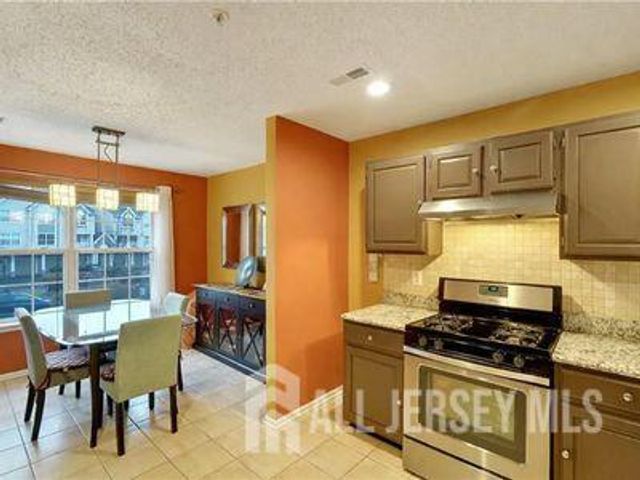 31 Edinburgh Court, Edison, NJ 08820