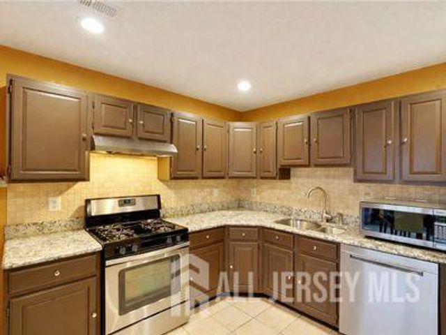 31 Edinburgh Court, Edison, NJ 08820