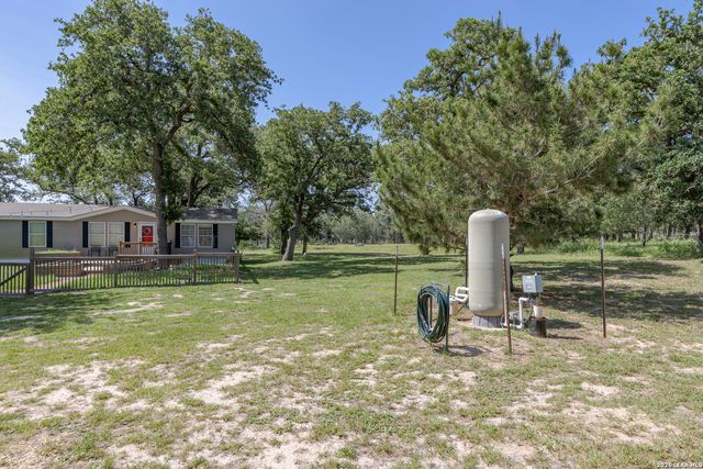 111 LONGHORN RD, Stockdale, TX 78160