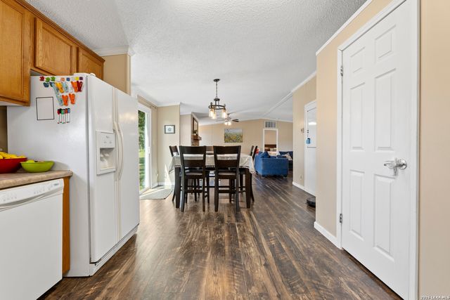 111 LONGHORN RD, Stockdale, TX 78160