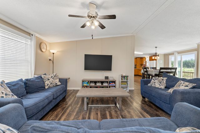 111 LONGHORN RD, Stockdale, TX 78160