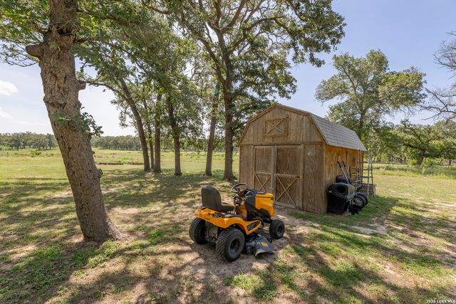 111 LONGHORN RD, Stockdale, TX 78160