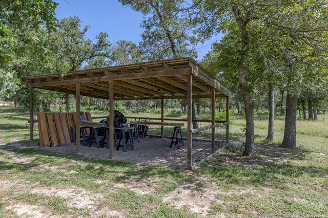 111 LONGHORN RD, Stockdale, TX 78160