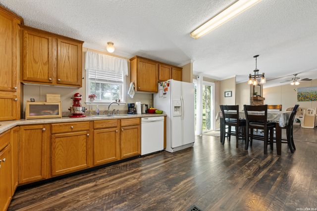 111 LONGHORN RD, Stockdale, TX 78160