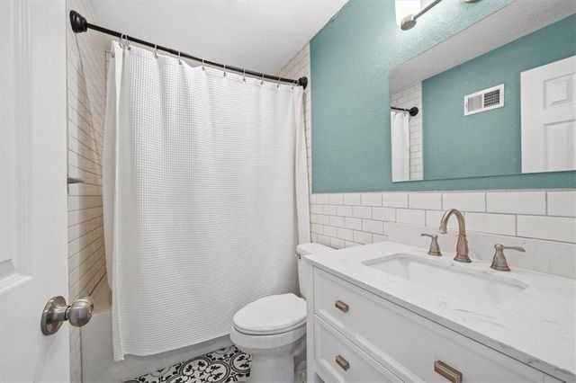 7726 Summit Street, Kansas City, MO 64114