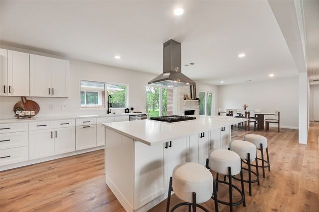 729 Town Creek Drive, Dallas, TX 75232