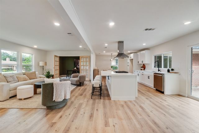 729 Town Creek Drive, Dallas, TX 75232