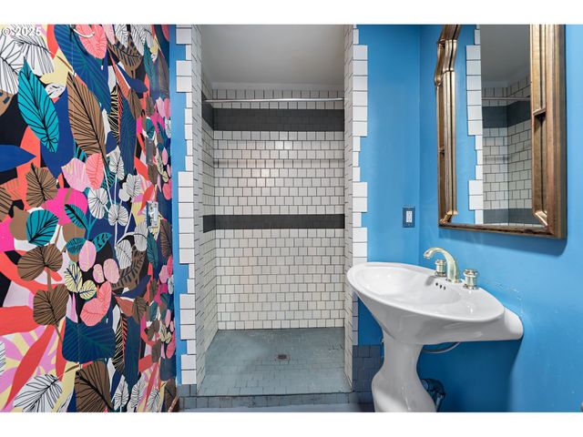 6530 Ne M L KING Blvd, Portland, OR 97211