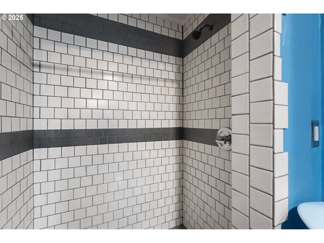 6530 Ne M L KING Blvd, Portland, OR 97211