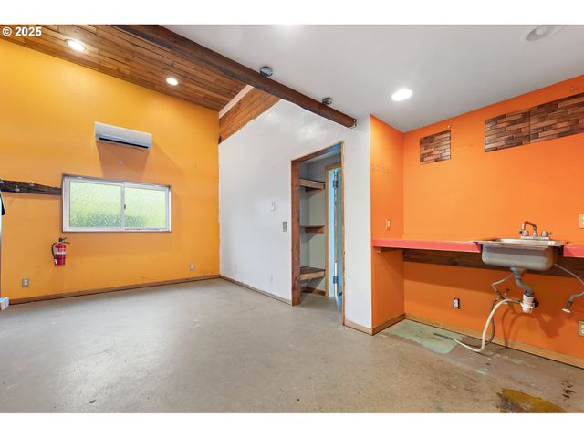 6530 Ne M L KING Blvd, Portland, OR 97211