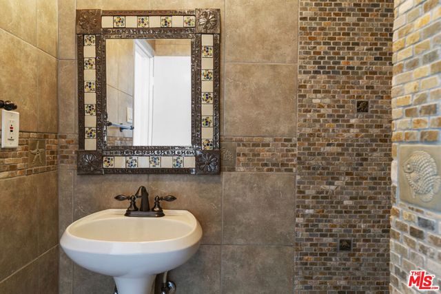 523 Oleander Drive, Los Angeles, CA 90042