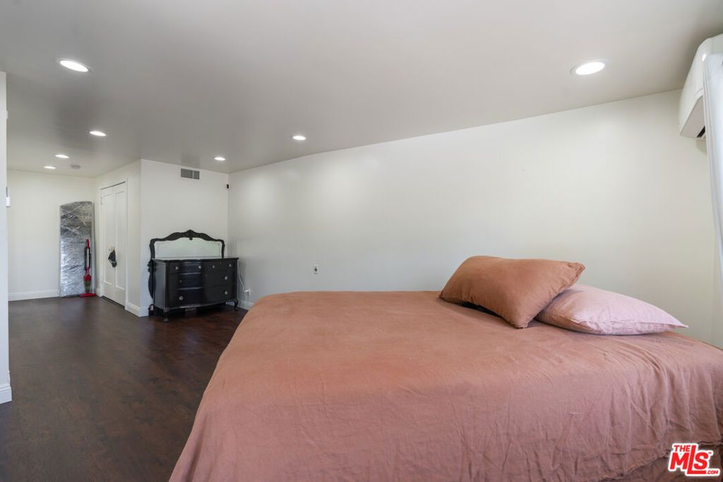 Image 13 of property listing at 523 Oleander Drive, Los Angeles, CA 90042