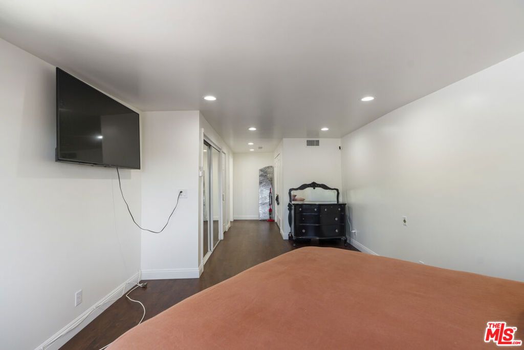 Image 15 of property listing at 523 Oleander Drive, Los Angeles, CA 90042