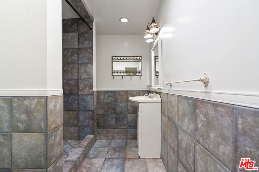 Image 19 of property listing at 523 Oleander Drive, Los Angeles, CA 90042