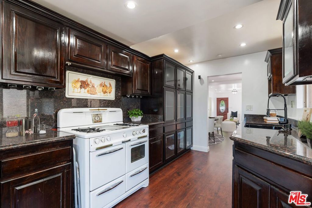 Image 25 of property listing at 523 Oleander Drive, Los Angeles, CA 90042