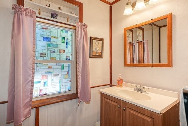 95 Charlton Street, Oxford, MA 01540
