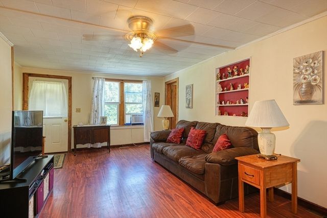 95 Charlton Street, Oxford, MA 01540