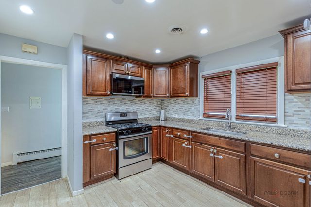 1195 Jeanette Street, Des Plaines, IL 60016