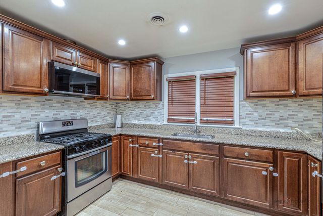 1195 Jeanette Street, Des Plaines, IL 60016