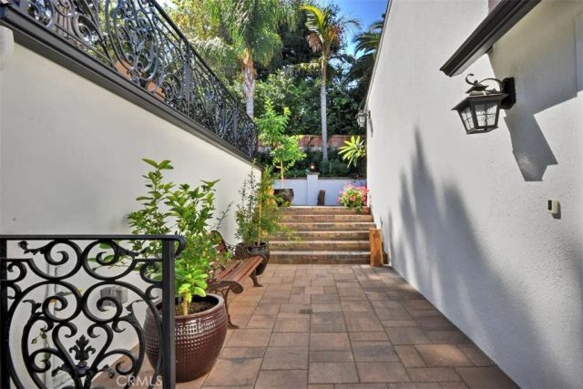 15128 Valley Vista Boulevard, Sherman Oaks, CA 91403