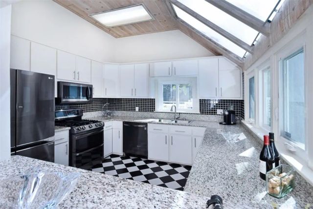 15128 Valley Vista Boulevard, Sherman Oaks, CA 91403