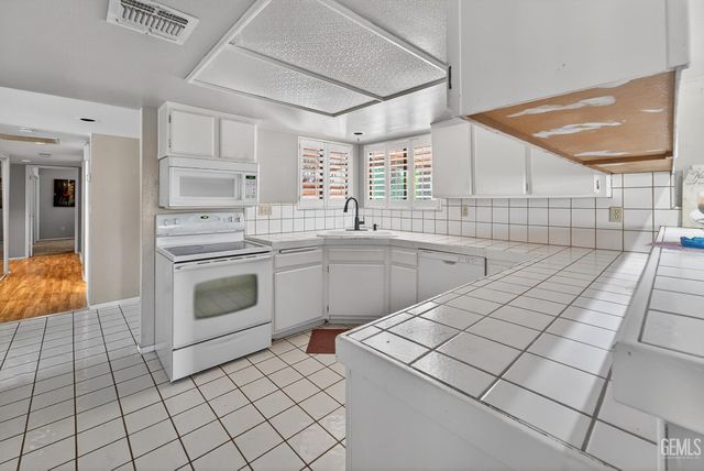 12110 Backdrop Court, Bakersfield, CA 93306