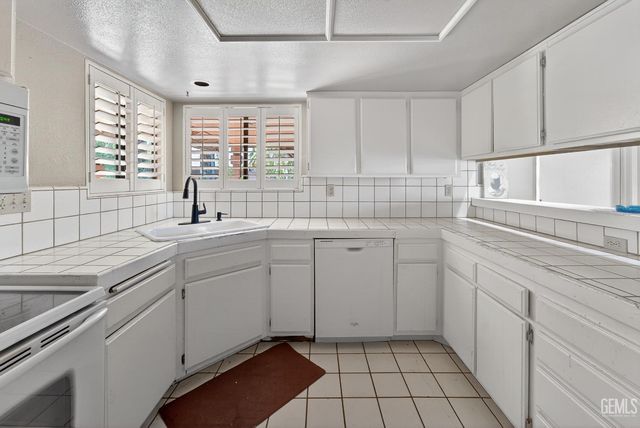 12110 Backdrop Court, Bakersfield, CA 93306