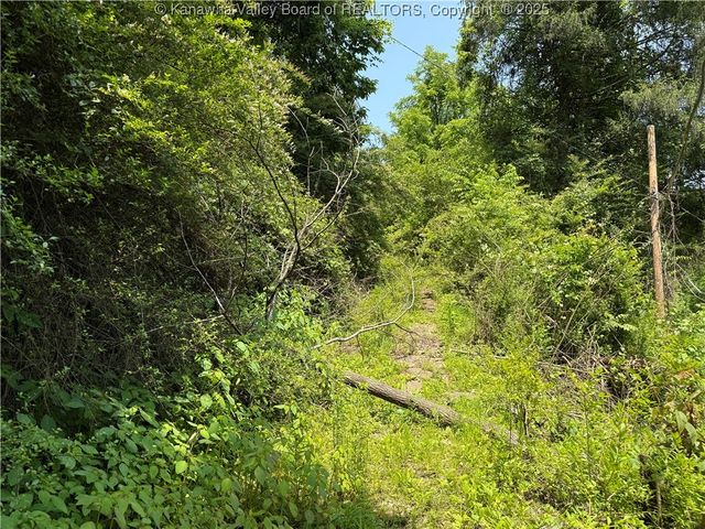 225 Pine Street, Charleston, WV 25311