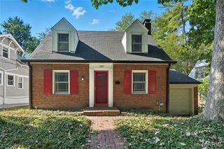 1077 N Jackson Avenue, University City, MO 63130