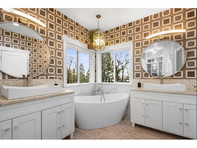 2010 MAPLE Ter, West Linn, OR 97068