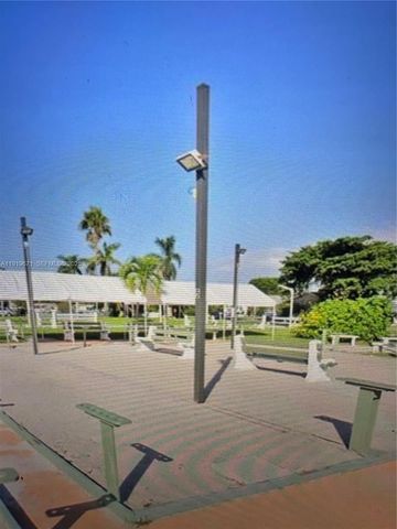 1000 SW 10th Ter 17P, Hallandale Beach, FL 33009