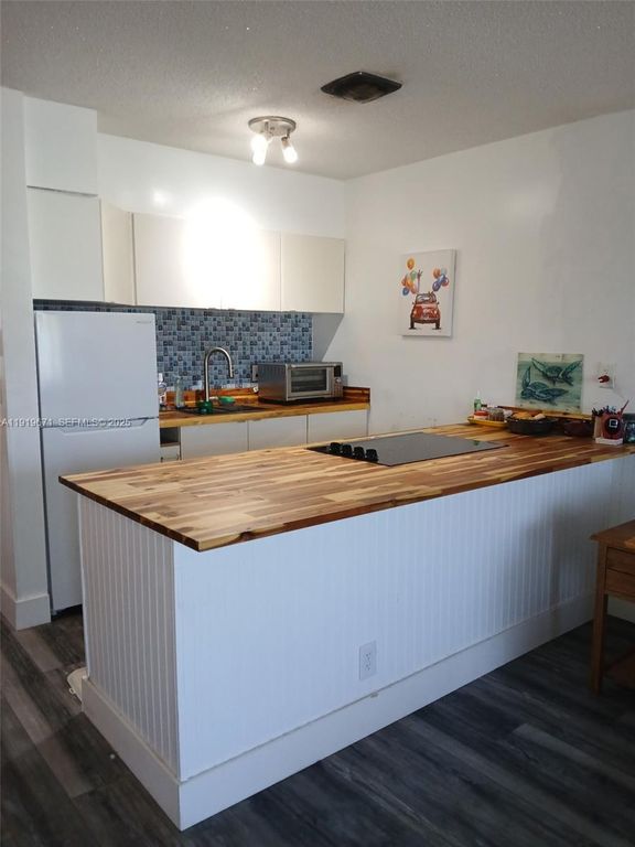 1000 SW 10th Ter 17P, Hallandale Beach, FL 33009