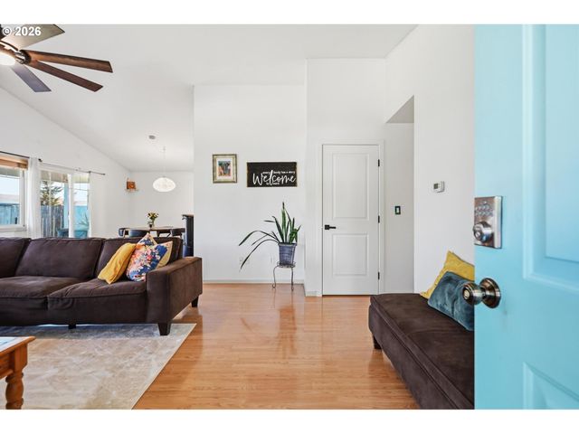 624 N Pershing St, Mt Angel, OR 97362