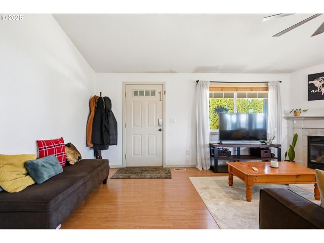 624 N Pershing St, Mt Angel, OR 97362