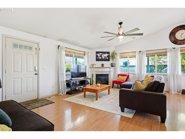 624 N Pershing St, Mt Angel, OR 97362