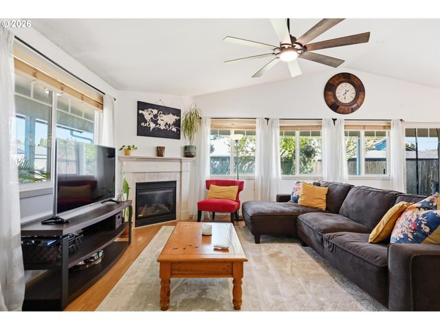 624 N Pershing St, Mt Angel, OR 97362