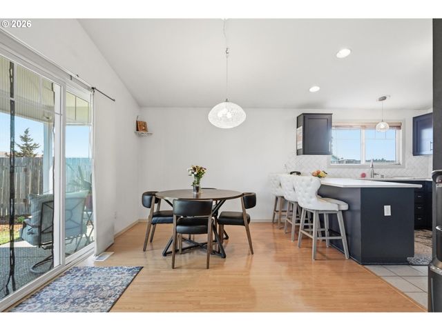 624 N Pershing St, Mt Angel, OR 97362