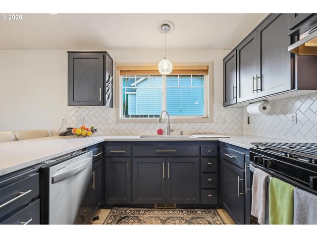 624 N Pershing St, Mt Angel, OR 97362