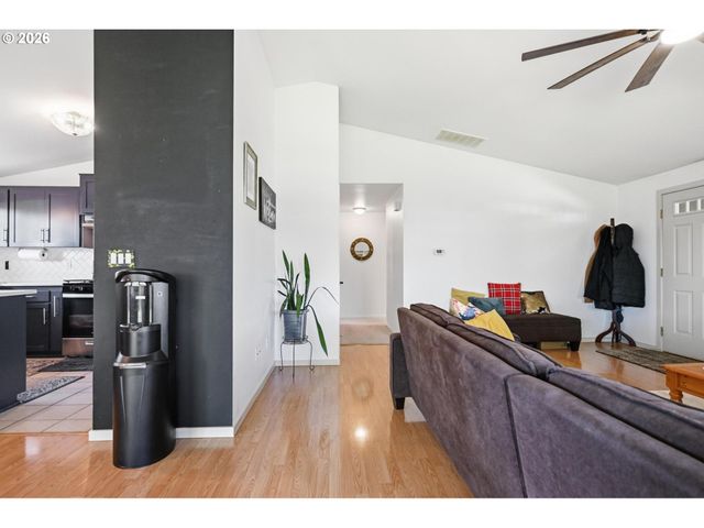 624 N Pershing St, Mt Angel, OR 97362