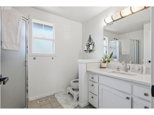 624 N Pershing St, Mt Angel, OR 97362