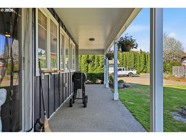 624 N Pershing St, Mt Angel, OR 97362