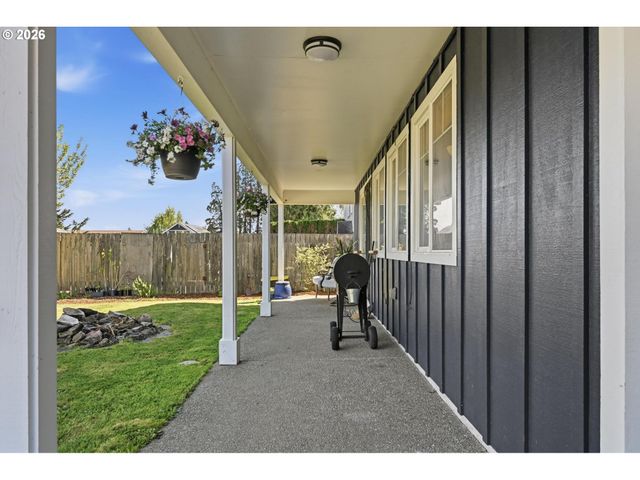624 N Pershing St, Mt Angel, OR 97362
