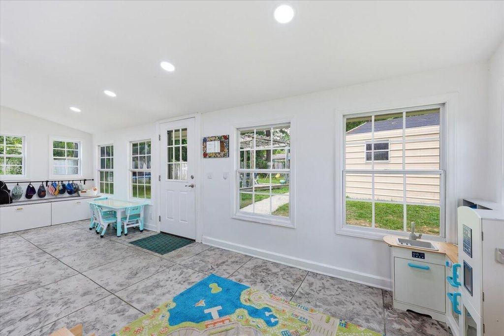 Image 13 of property listing at 400 Forest Circle, Summerville, SC 29483
