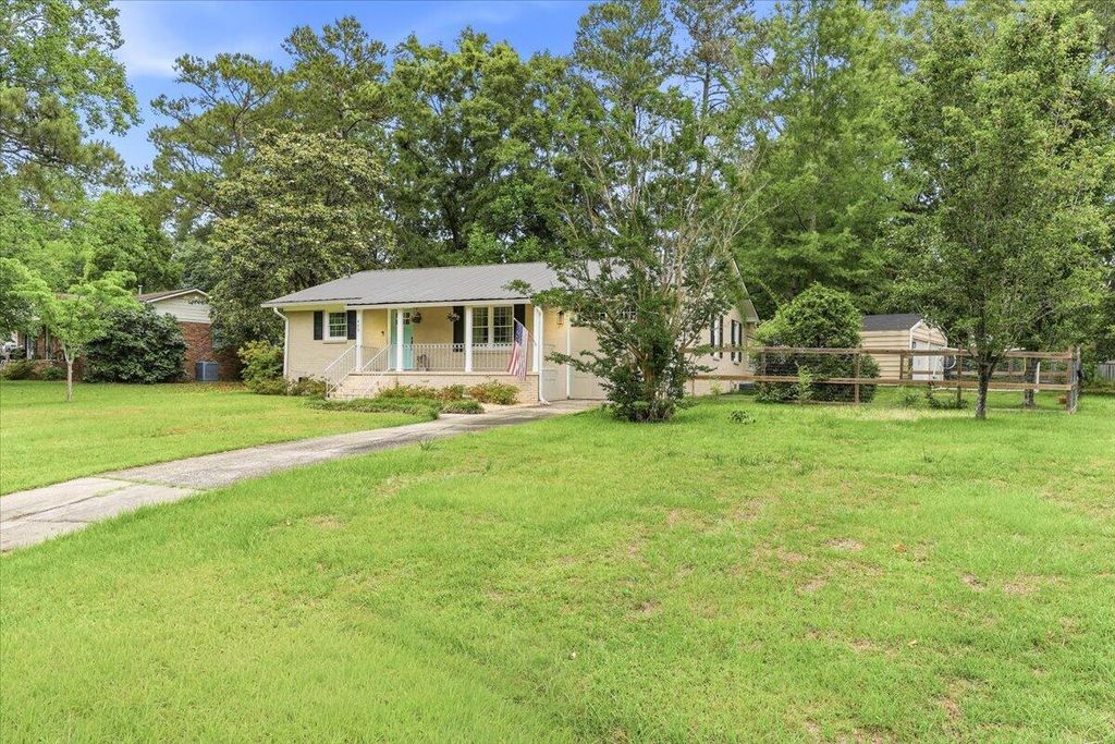 Image 3 of property listing at 400 Forest Circle, Summerville, SC 29483