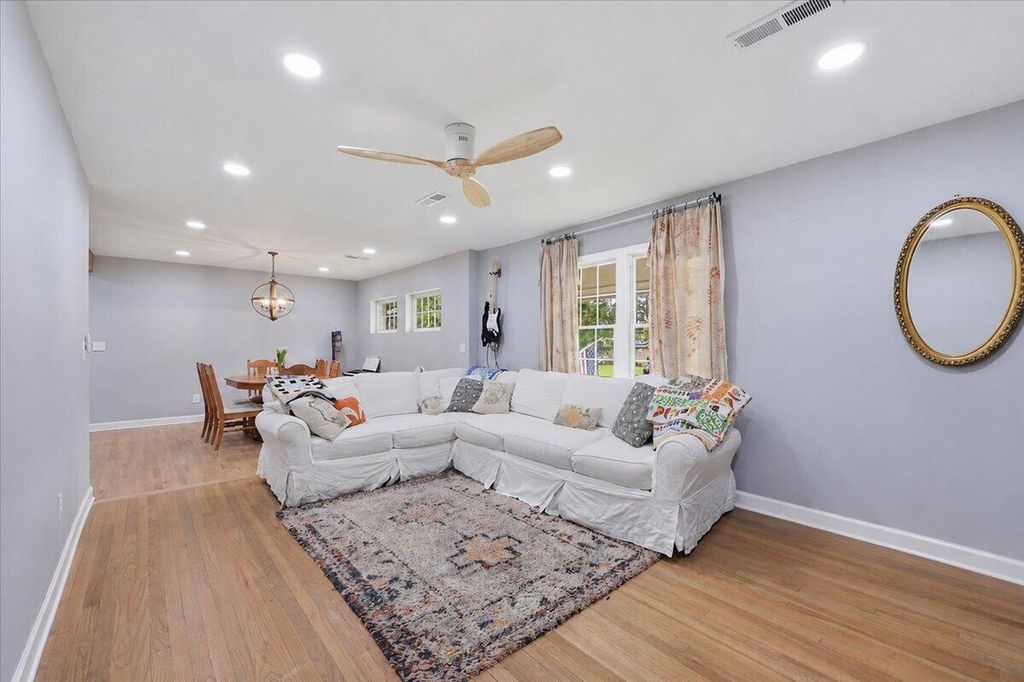 Image 4 of property listing at 400 Forest Circle, Summerville, SC 29483