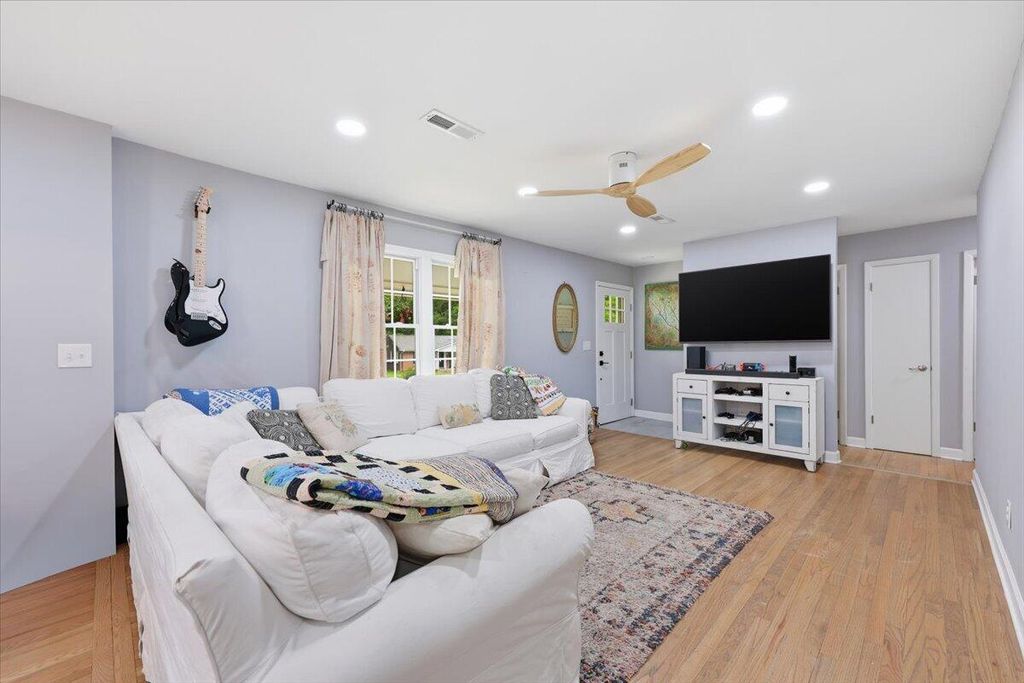 Image 5 of property listing at 400 Forest Circle, Summerville, SC 29483