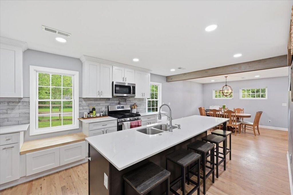 Image 7 of property listing at 400 Forest Circle, Summerville, SC 29483