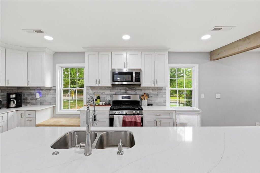 Image 8 of property listing at 400 Forest Circle, Summerville, SC 29483