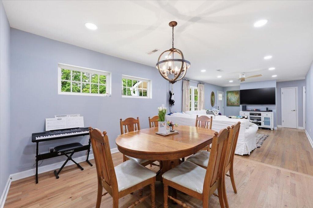 Image 9 of property listing at 400 Forest Circle, Summerville, SC 29483